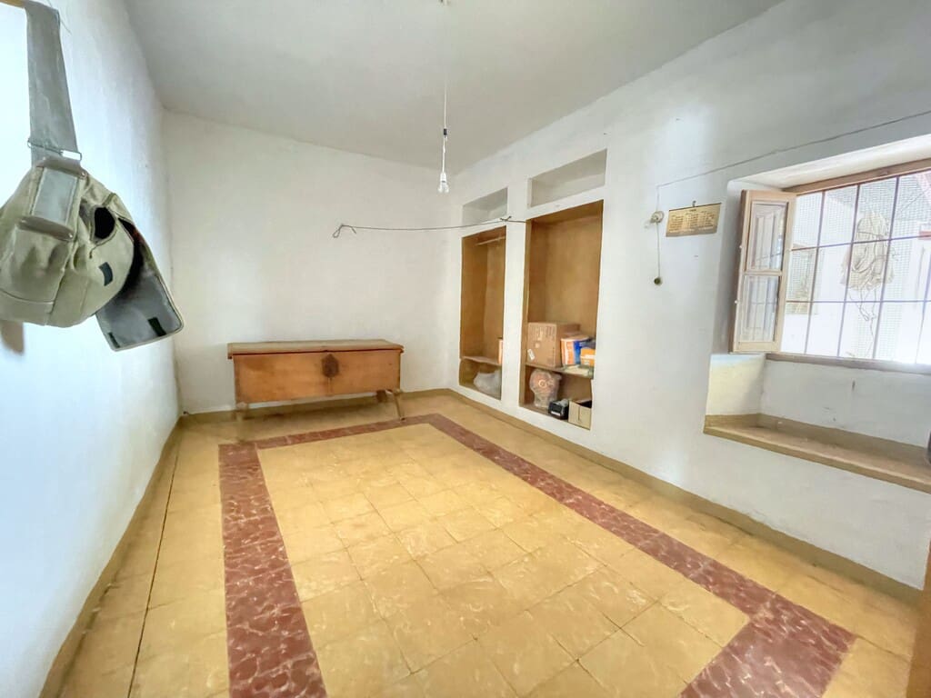 6 bedroom Townhouse for sale in Colmenar with garage - € 178,500 (Ref: 9969281)