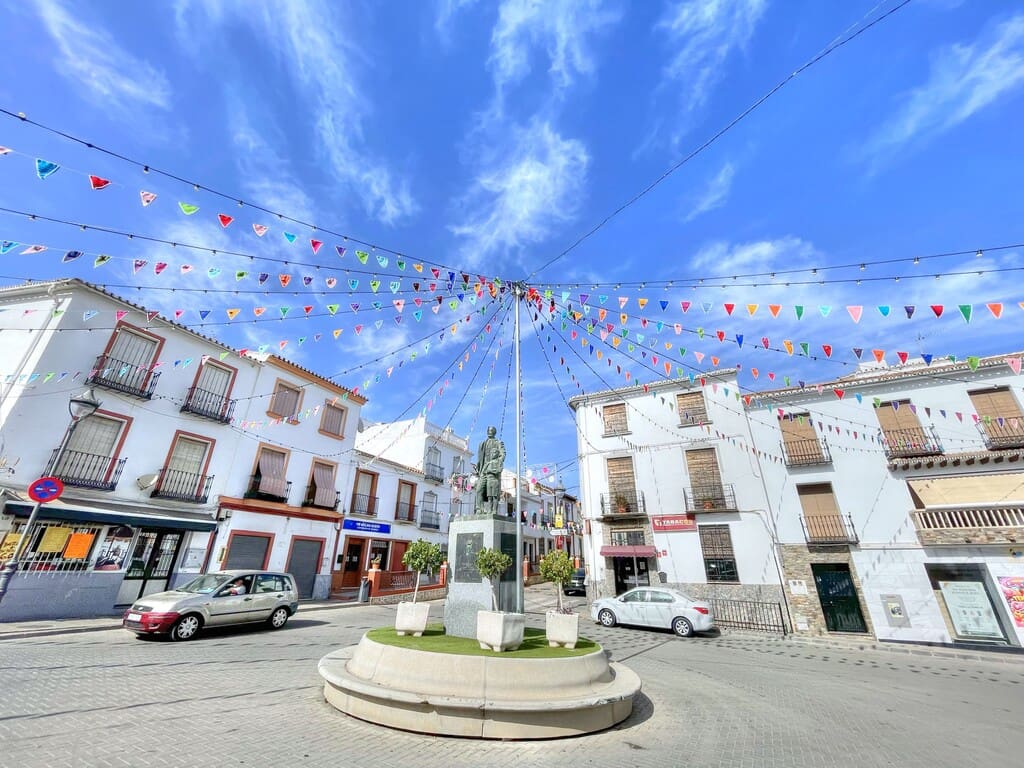 6 bedroom Townhouse for sale in Colmenar with garage - € 178,500 (Ref: 9969281)