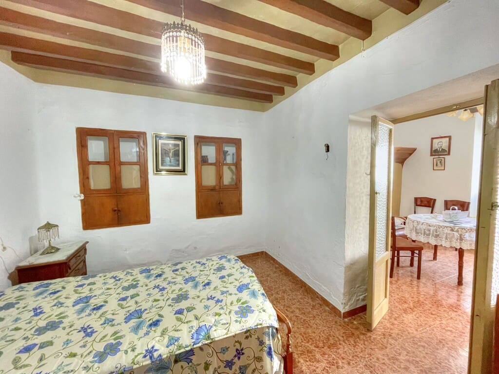 6 bedroom Townhouse for sale in Colmenar with garage - € 178,500 (Ref: 9969281)