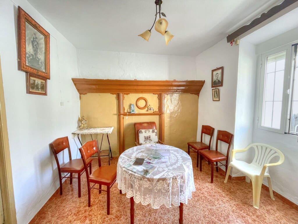 6 bedroom Townhouse for sale in Colmenar with garage - € 178,500 (Ref: 9969281)