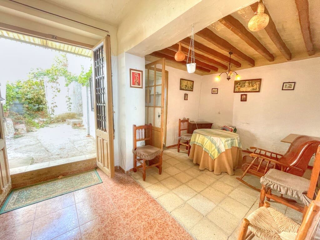 6 bedroom Townhouse for sale in Colmenar with garage - € 178,500 (Ref: 9969281)