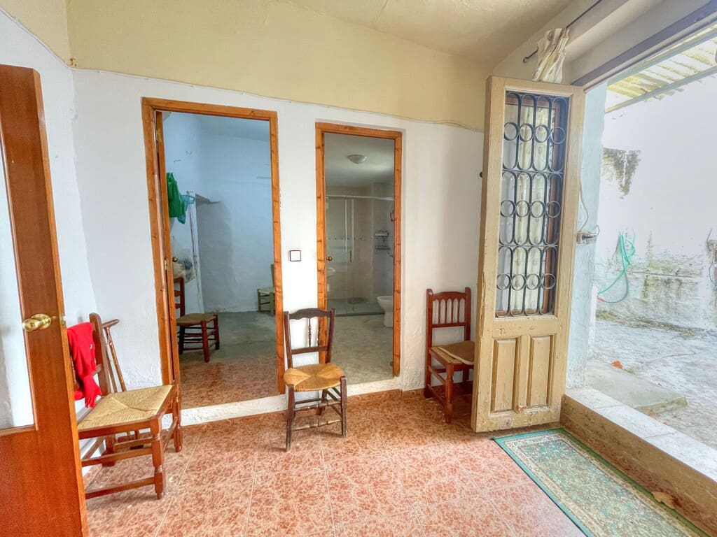 6 bedroom Townhouse for sale in Colmenar with garage - € 178,500 (Ref: 9969281)