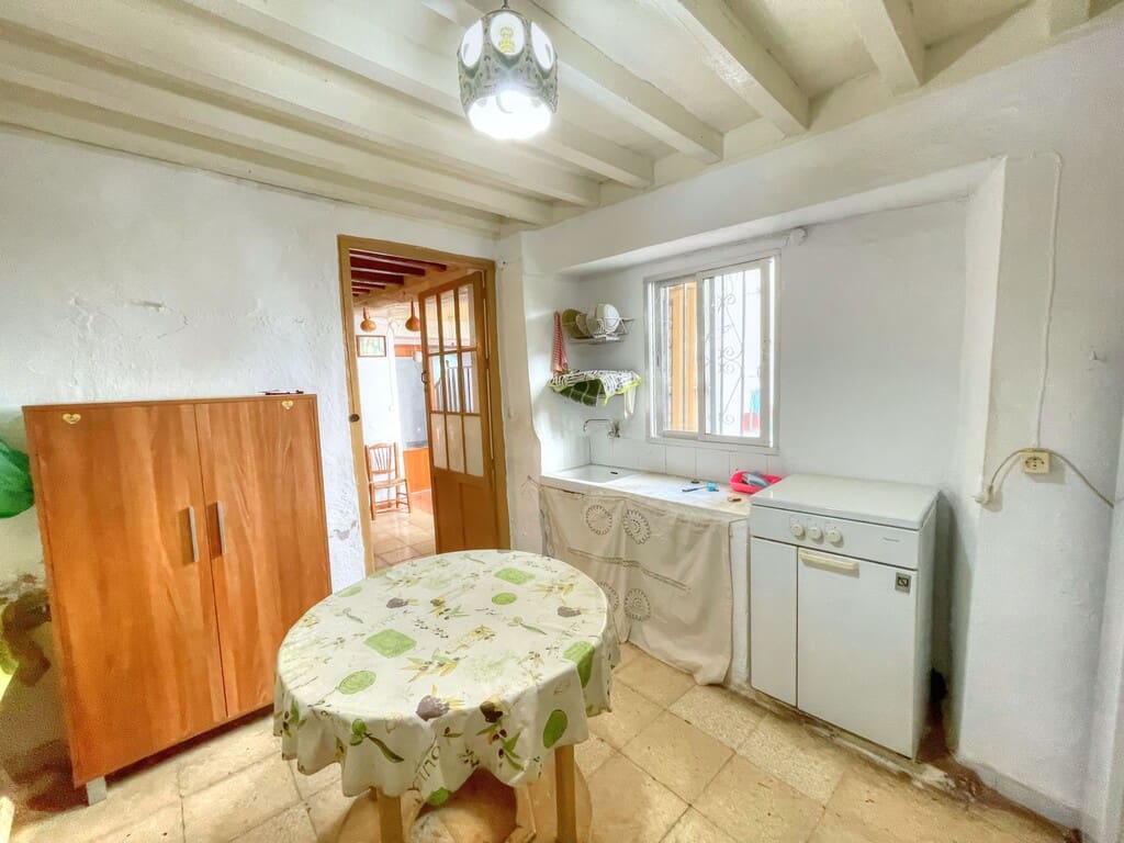 6 bedroom Townhouse for sale in Colmenar with garage - € 178,500 (Ref: 9969281)