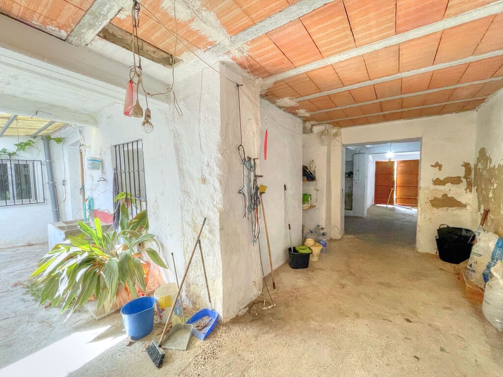 6 bedroom Townhouse for sale in Colmenar with garage - € 178,500 (Ref: 9969281)