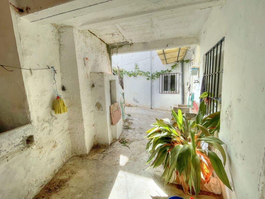 6 bedroom Townhouse for sale in Colmenar with garage - € 178,500 (Ref: 9969281)