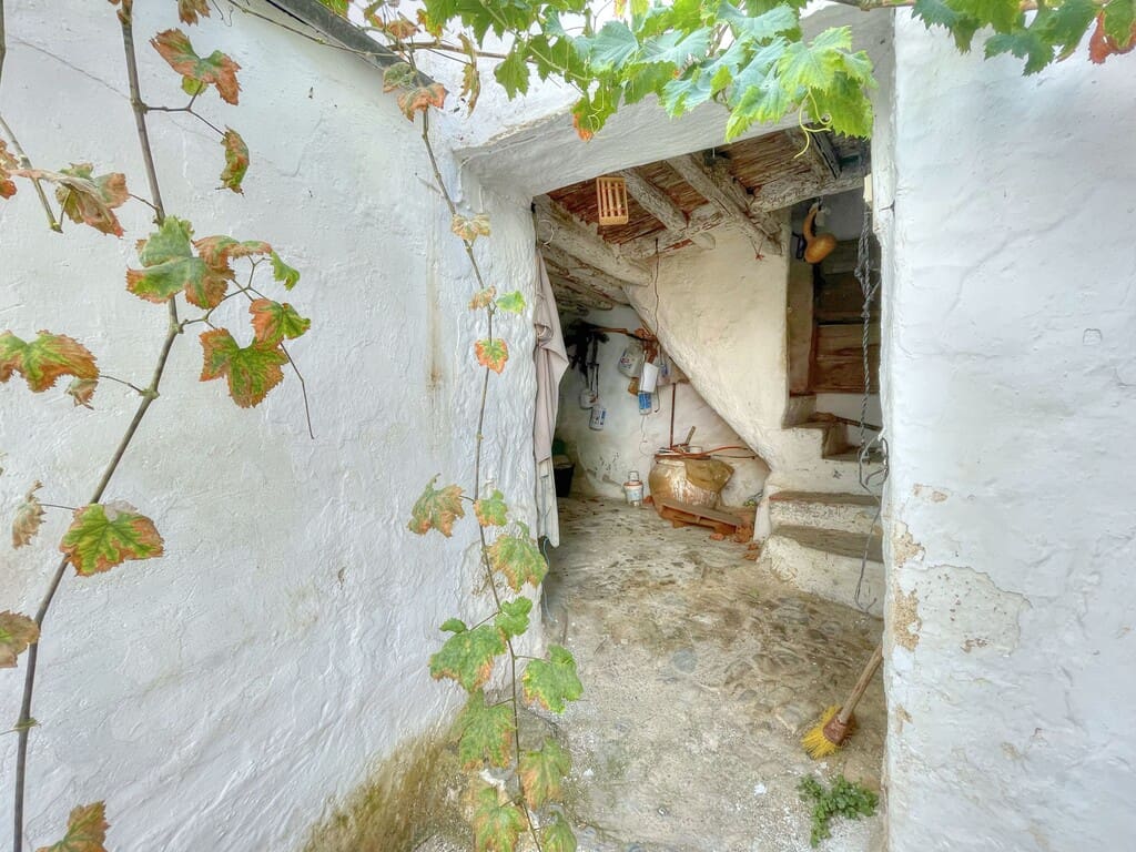 6 bedroom Townhouse for sale in Colmenar with garage - € 178,500 (Ref: 9969281)