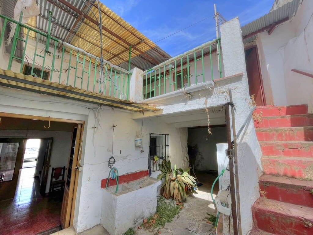 6 bedroom Townhouse for sale in Colmenar with garage - € 178,500 (Ref: 9969281)