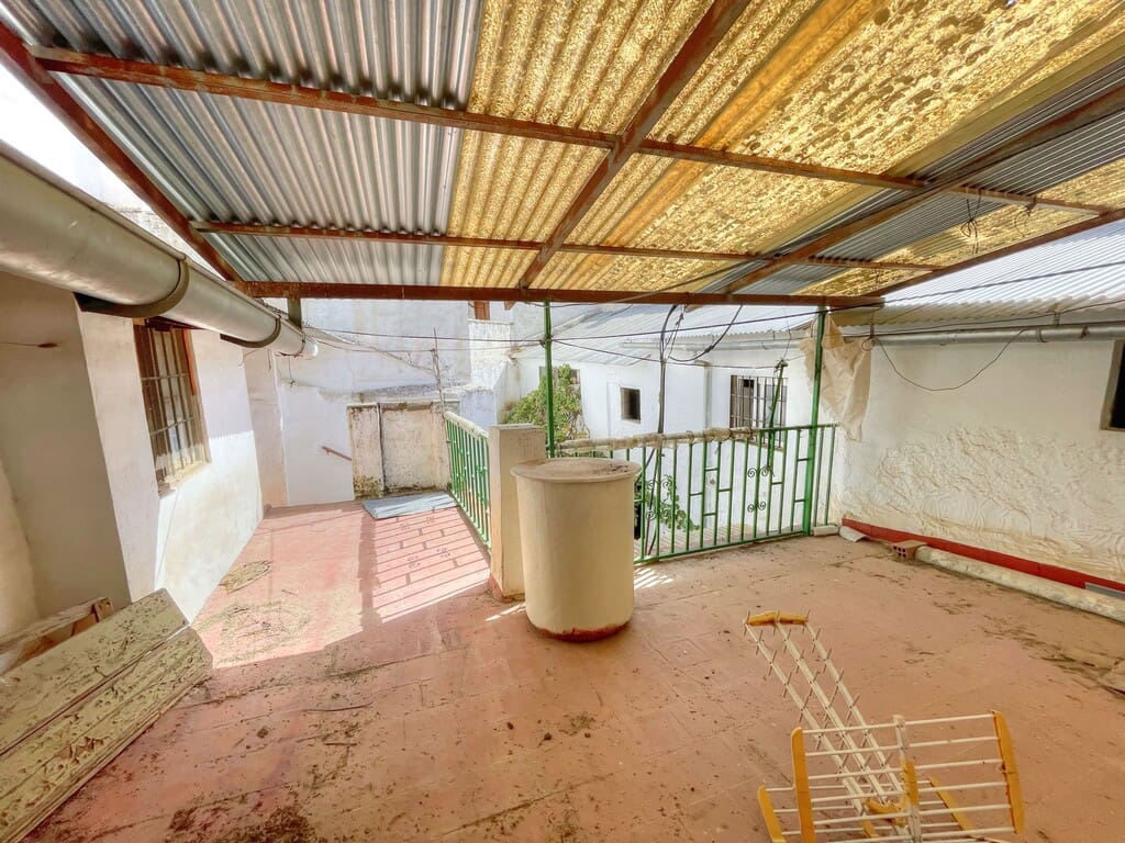 6 bedroom Townhouse for sale in Colmenar with garage - € 178,500 (Ref: 9969281)