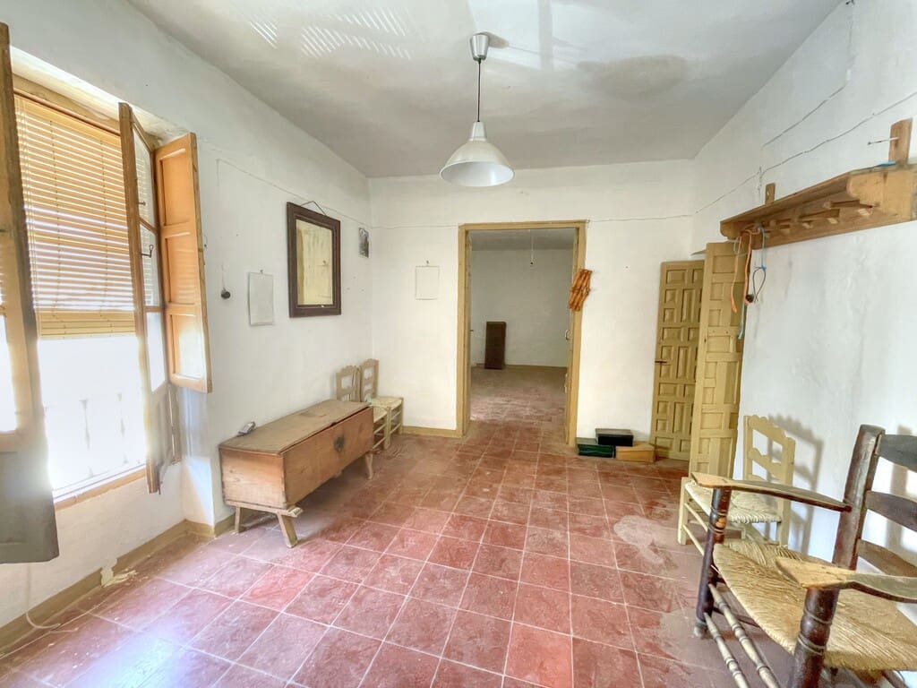 6 bedroom Townhouse for sale in Colmenar with garage - € 178,500 (Ref: 9969281)