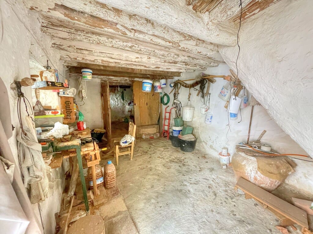 6 bedroom Townhouse for sale in Colmenar with garage - € 178,500 (Ref: 9969281)