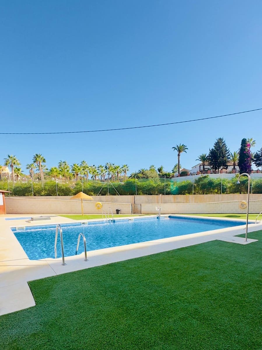 2 quarto Apartamento para arrendar em Benajarafe com piscina - 1 150 € (Ref: 9996694)