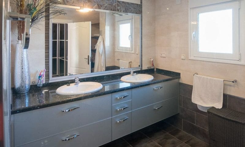 5 bedroom Villa for sale in Hondon de las Nieves with pool - € 1,299,999 (Ref: 8674487)