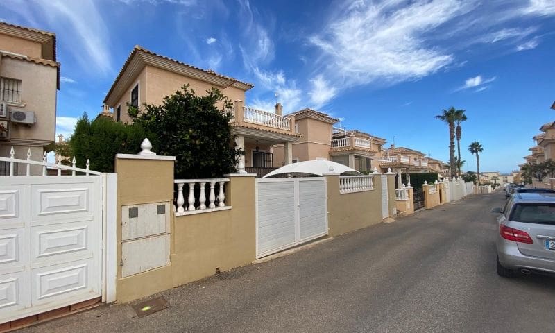 3 bedroom Villa for sale in Los Altos with pool - € 324,995 (Ref: 8694767)