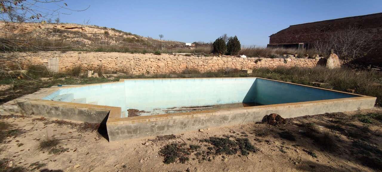 4 soveværelse Finca/Landehus til salg i Pinoso med swimmingpool - € 179.500 (Ref: 8860378)