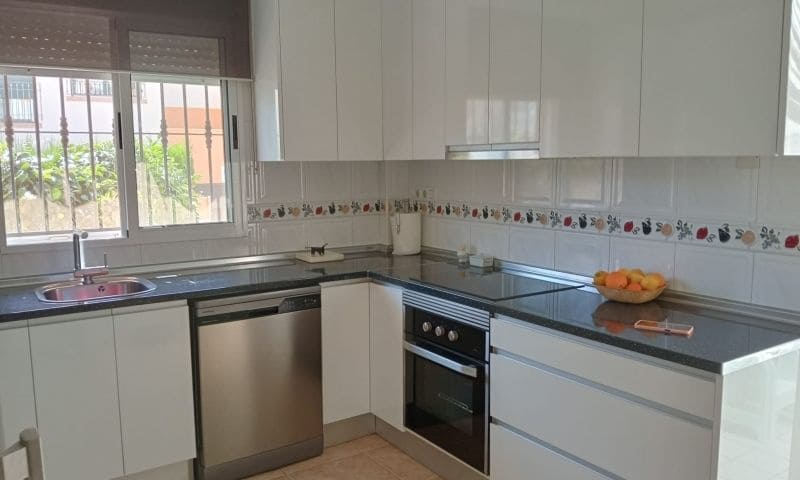 4 bedroom Villa for sale in Pilar de la Horadada with garage - € 295,000 (Ref: 8981369)