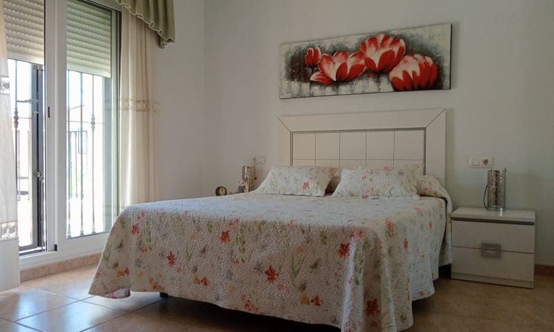 4 bedroom Villa for sale in Pilar de la Horadada with garage - € 295,000 (Ref: 8981369)