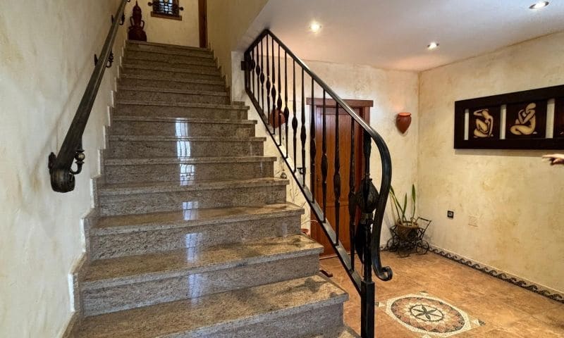 8 soverom Villa til salgs i Redovan med svømmebasseng garasje - € 489 000 (Ref: 9324344)