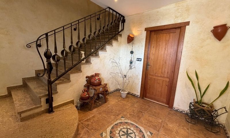 8 soverom Villa til salgs i Redovan med svømmebasseng garasje - € 489 000 (Ref: 9324344)