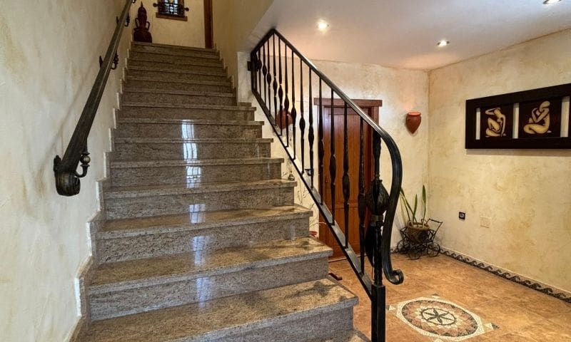 8 soverom Villa til salgs i Redovan med svømmebasseng garasje - € 489 000 (Ref: 9324344)