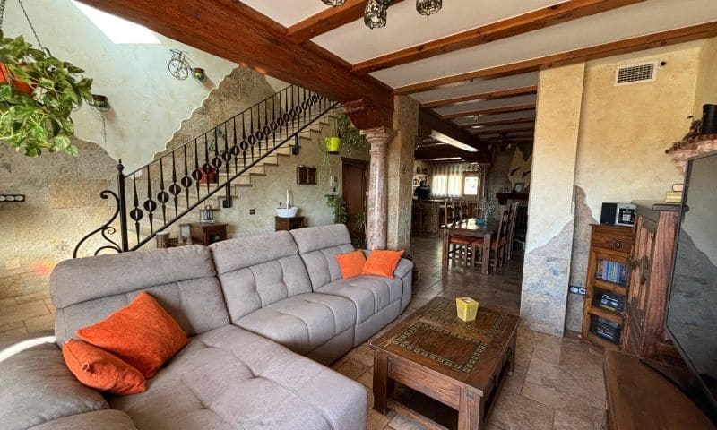 8 soverom Villa til salgs i Redovan med svømmebasseng garasje - € 489 000 (Ref: 9324344)