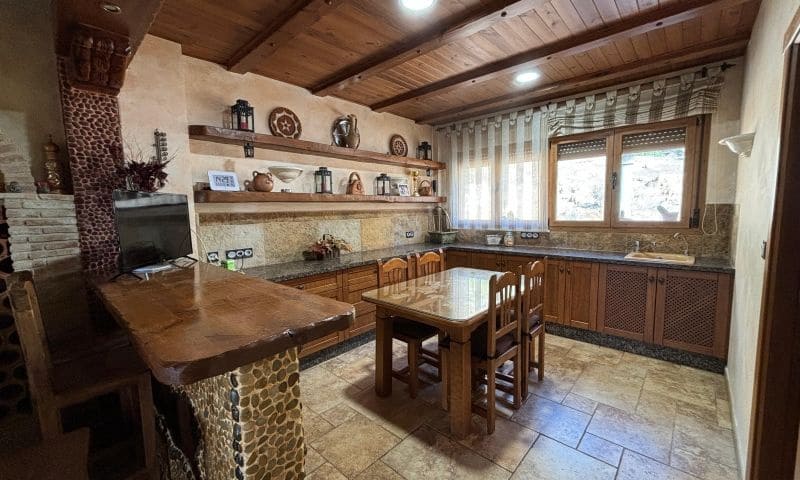 8 soverom Villa til salgs i Redovan med svømmebasseng garasje - € 489 000 (Ref: 9324344)