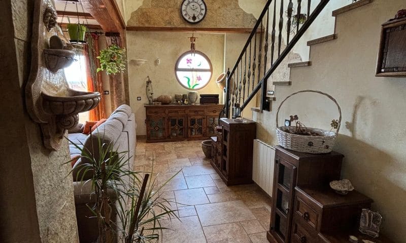 8 soverom Villa til salgs i Redovan med svømmebasseng garasje - € 489 000 (Ref: 9324344)