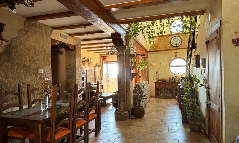 8 soverom Villa til salgs i Redovan med svømmebasseng garasje - € 489 000 (Ref: 9324344)