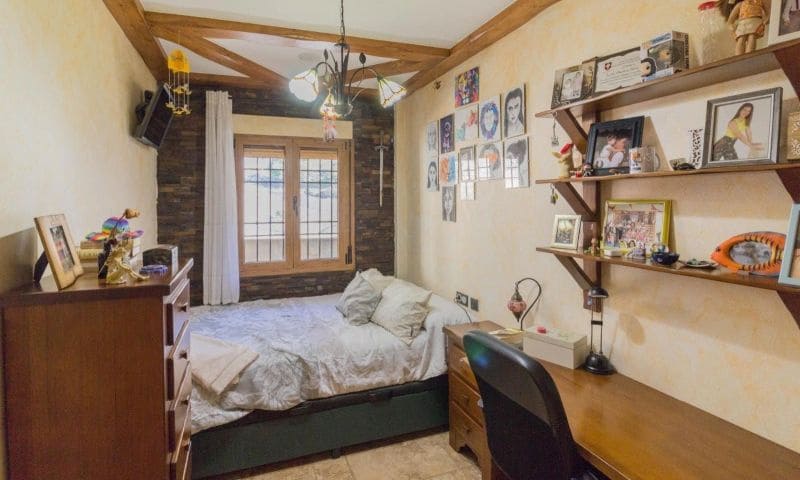 8 soverom Villa til salgs i Redovan med svømmebasseng garasje - € 489 000 (Ref: 9324344)