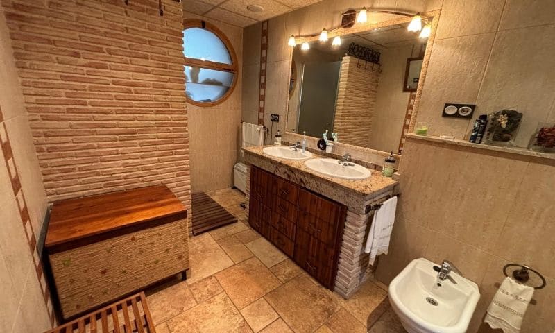 8 soverom Villa til salgs i Redovan med svømmebasseng garasje - € 489 000 (Ref: 9324344)