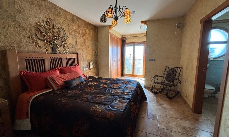 8 soverom Villa til salgs i Redovan med svømmebasseng garasje - € 489 000 (Ref: 9324344)