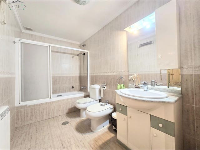 5 bedroom Townhouse for sale in Monóvar / Monóver with garage - € 195,000 (Ref: 9393979)