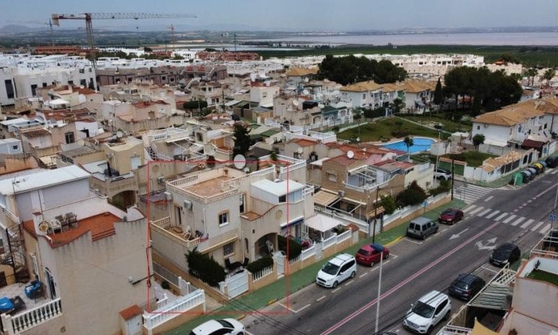 Apartamento de 3 habitaciones en Torrevieja en venta con piscina - 236.995 € (Ref: 9409321)