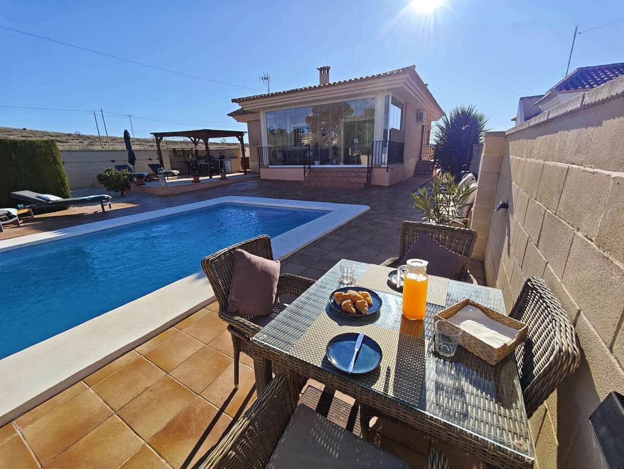 3 soveværelse Finca/Landehus til salg i Pinoso med swimmingpool - € 259.995 (Ref: 9441877)