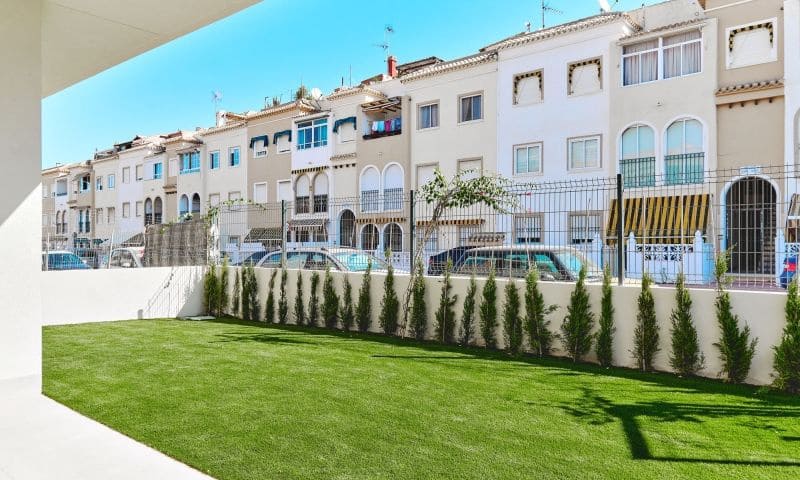 Apartamento de 2 habitaciones en Torrevieja en venta con piscina garaje - 370.000 € (Ref: 9622519)