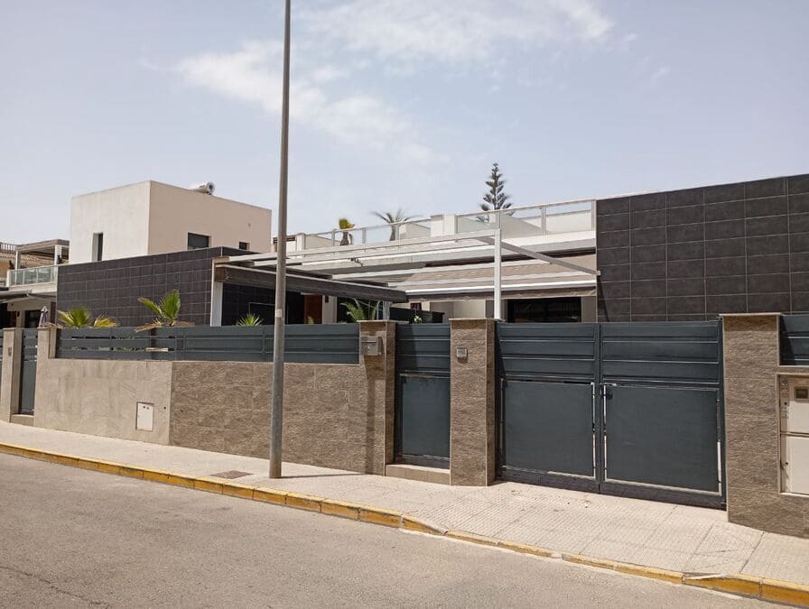 2 bedroom Villa for sale in Formentera del Segura with pool garage - € 245,000 (Ref: 9967908)