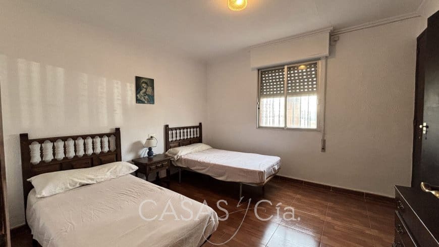 5 bedroom Villa for sale in Oliva with pool - € 320,000 (Ref: 9474456)