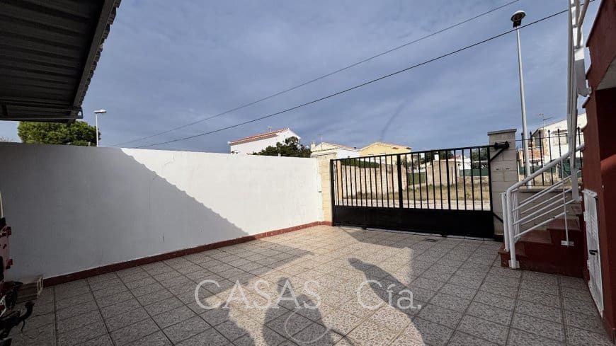 5 bedroom Villa for sale in Oliva with pool - € 320,000 (Ref: 9474456)