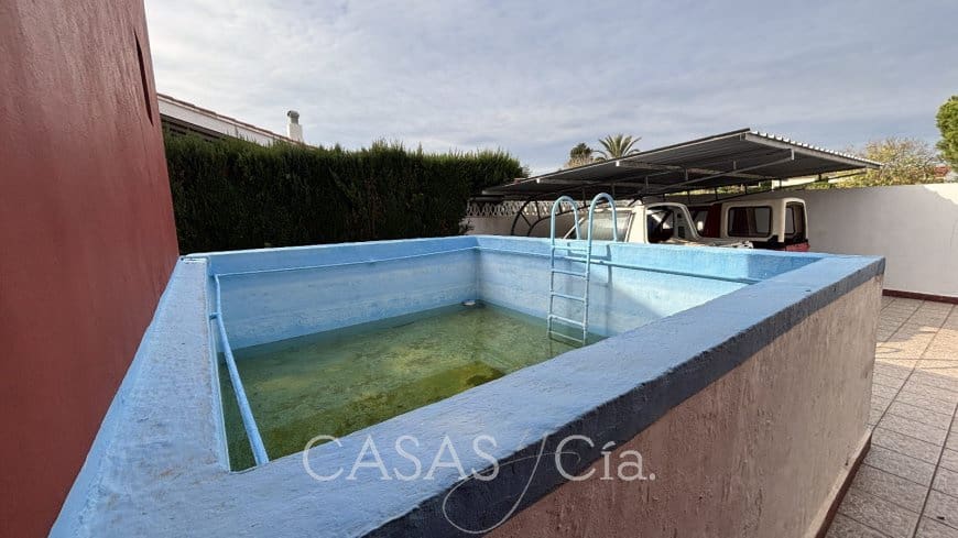 5 bedroom Villa for sale in Oliva with pool - € 320,000 (Ref: 9474456)