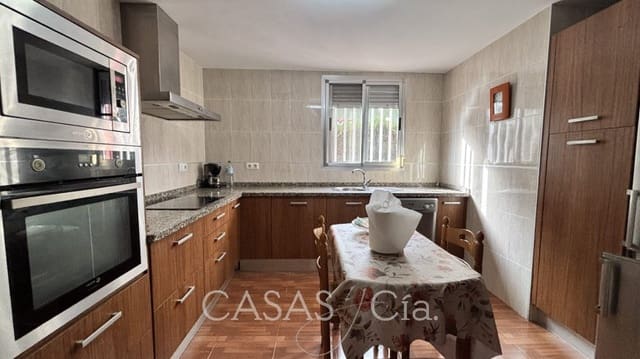 5 bedroom Villa for sale in Oliva with pool - € 320,000 (Ref: 9474456)