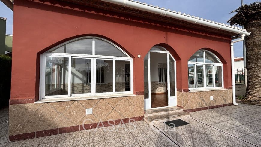 5 bedroom Villa for sale in Oliva with pool - € 320,000 (Ref: 9474456)