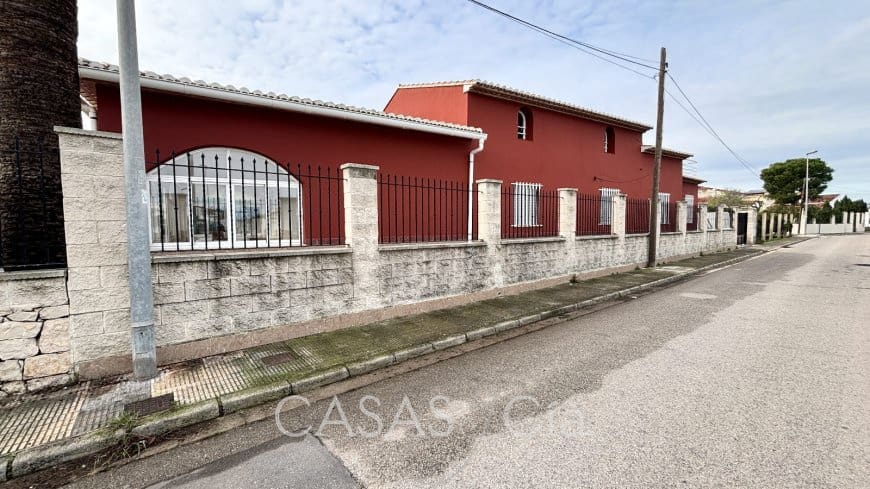 5 bedroom Villa for sale in Oliva with pool - € 320,000 (Ref: 9474456)