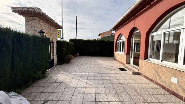 5 bedroom Villa for sale in Oliva with pool - € 320,000 (Ref: 9474456)