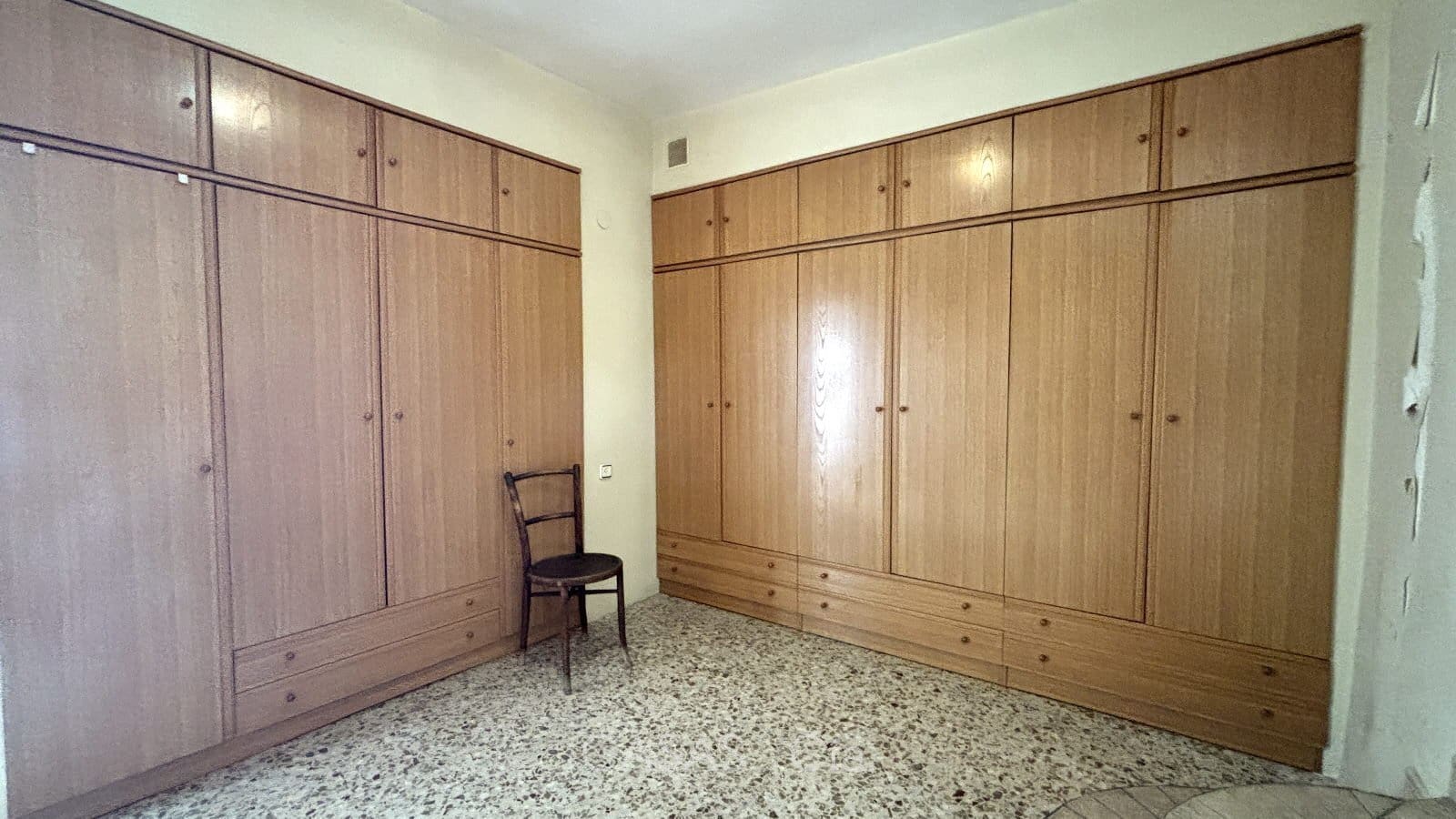 4 slaapkamer Huis te koop in Oliva met garage - € 199.000 (Ref: 9726904)