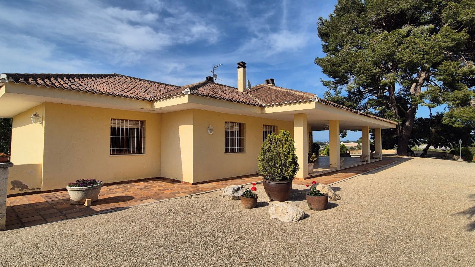 5 bedroom Villa for sale in Ontinyent with pool garage - € 470,000 (Ref: 9821356)