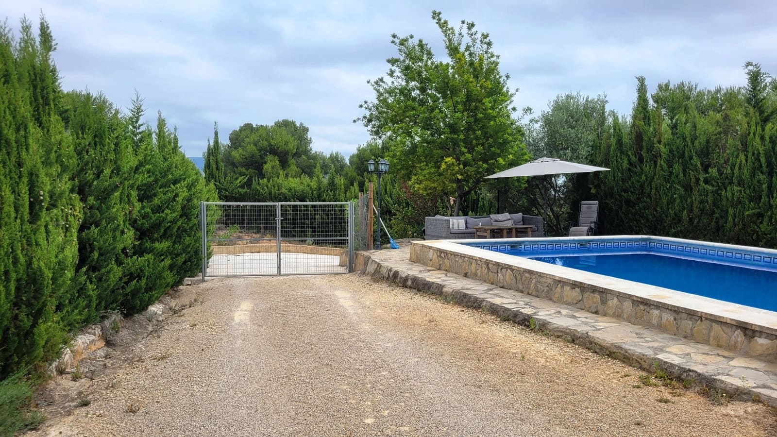 4 bedroom Villa for sale in Ontinyent with pool garage - € 250,000 (Ref: 9950886)