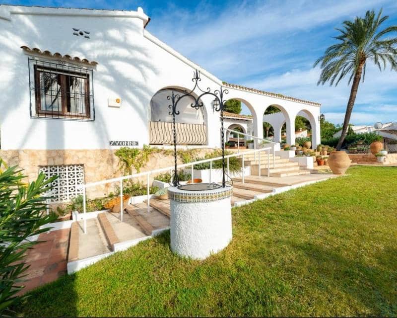 5 bedroom Villa for sale in Moraira with pool garage - € 1,699,000 (Ref: 10035782)
