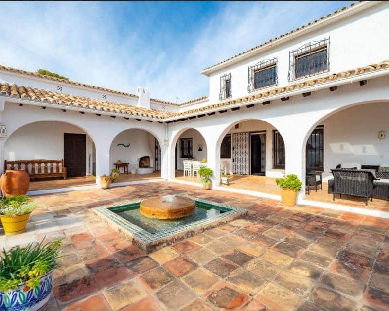 5 bedroom Villa for sale in Moraira with pool garage - € 1,699,000 (Ref: 10035782)