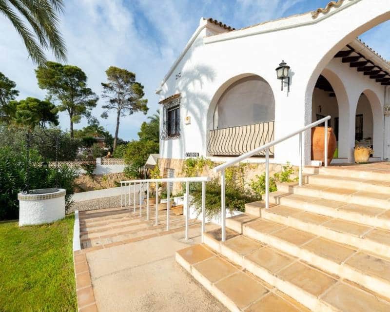 5 bedroom Villa for sale in Moraira with pool garage - € 1,699,000 (Ref: 10035782)