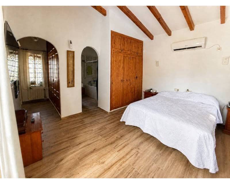 Chalet de 4 habitaciones en Moraira en venta con piscina garaje - 595.000 € (Ref: 10063718)