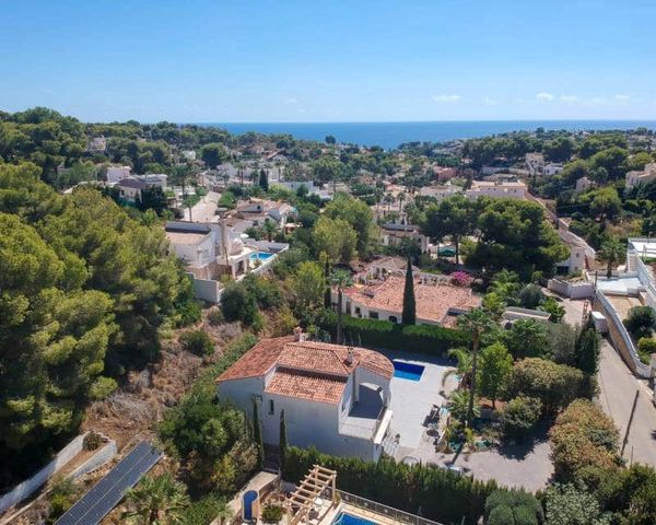 4 soveværelse Villa til salg i Benissa med swimmingpool garage - € 599.000 (Ref: 10091025)